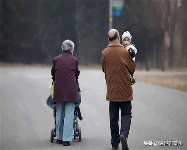 刘诗诗夫妻带儿子游玩，吴奇隆已显老，网友：