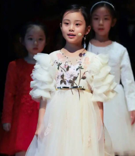 二月二李小璐为女儿理发，手法娴熟母爱满满，浴室布置接地气