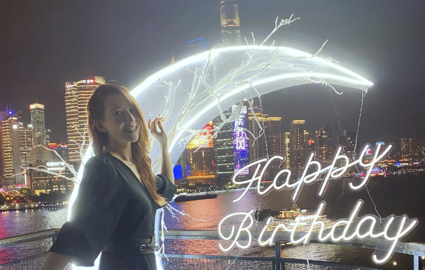 48岁蔡少芬晒庆生照，张晋推掉工作陪吃烛光晚餐，甜蜜相拥超幸福