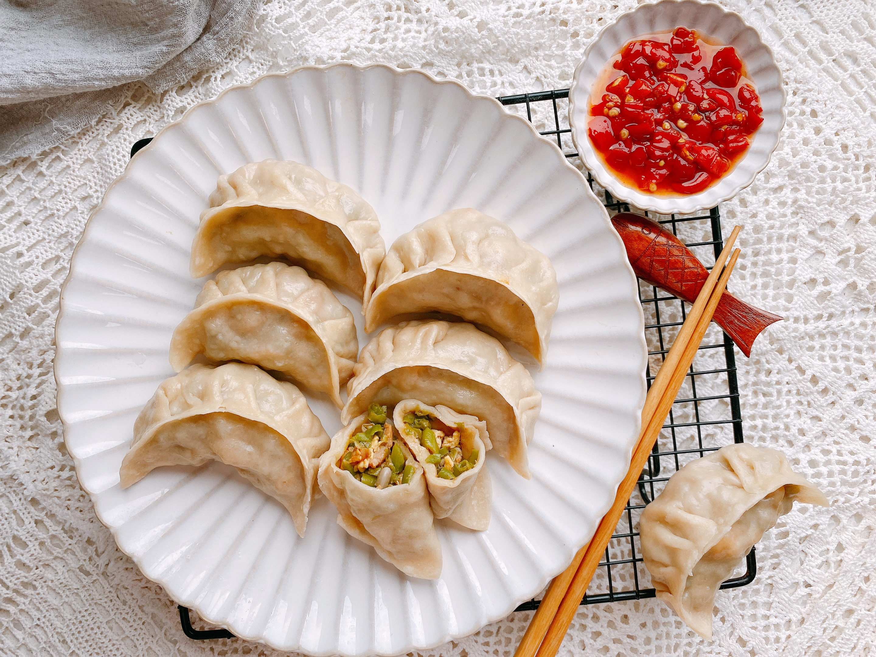 豆角做成饺子原来这么好吃，颜色翠绿不发黄，皮薄馅多，鲜嫩多汁