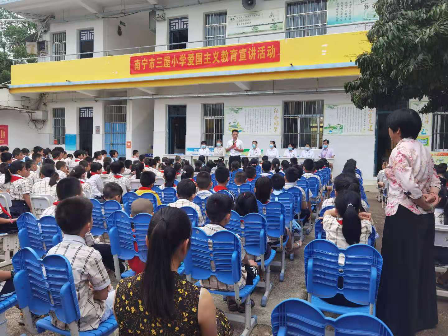 东望志愿者走进南宁市三屋小学进行爱国主义教育宣讲活动