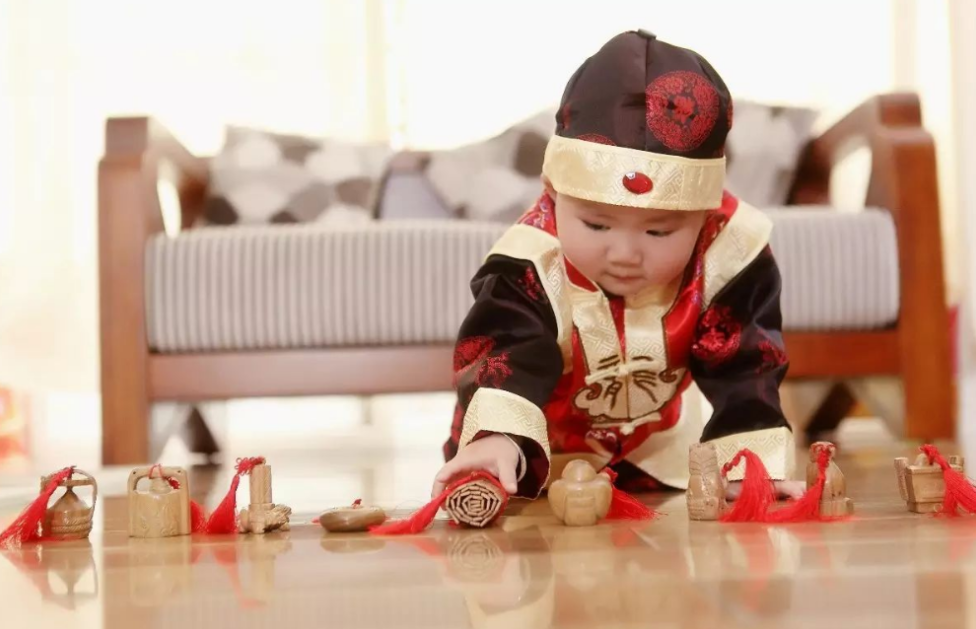 高圆圆女儿“抓周”，爷爷一脸苦笑：抓到了我