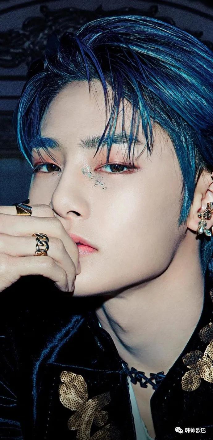 蓝发蓝色亮片的消化力超强的男团爱豆