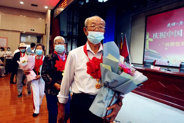 师市各团场为老党员颁发光荣在党50年纪念章