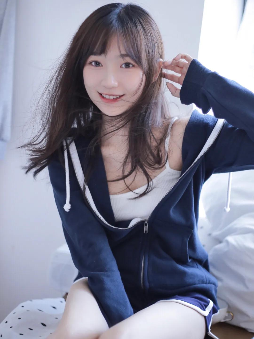 清纯短发美女学生短裙美腿甜美气质图片