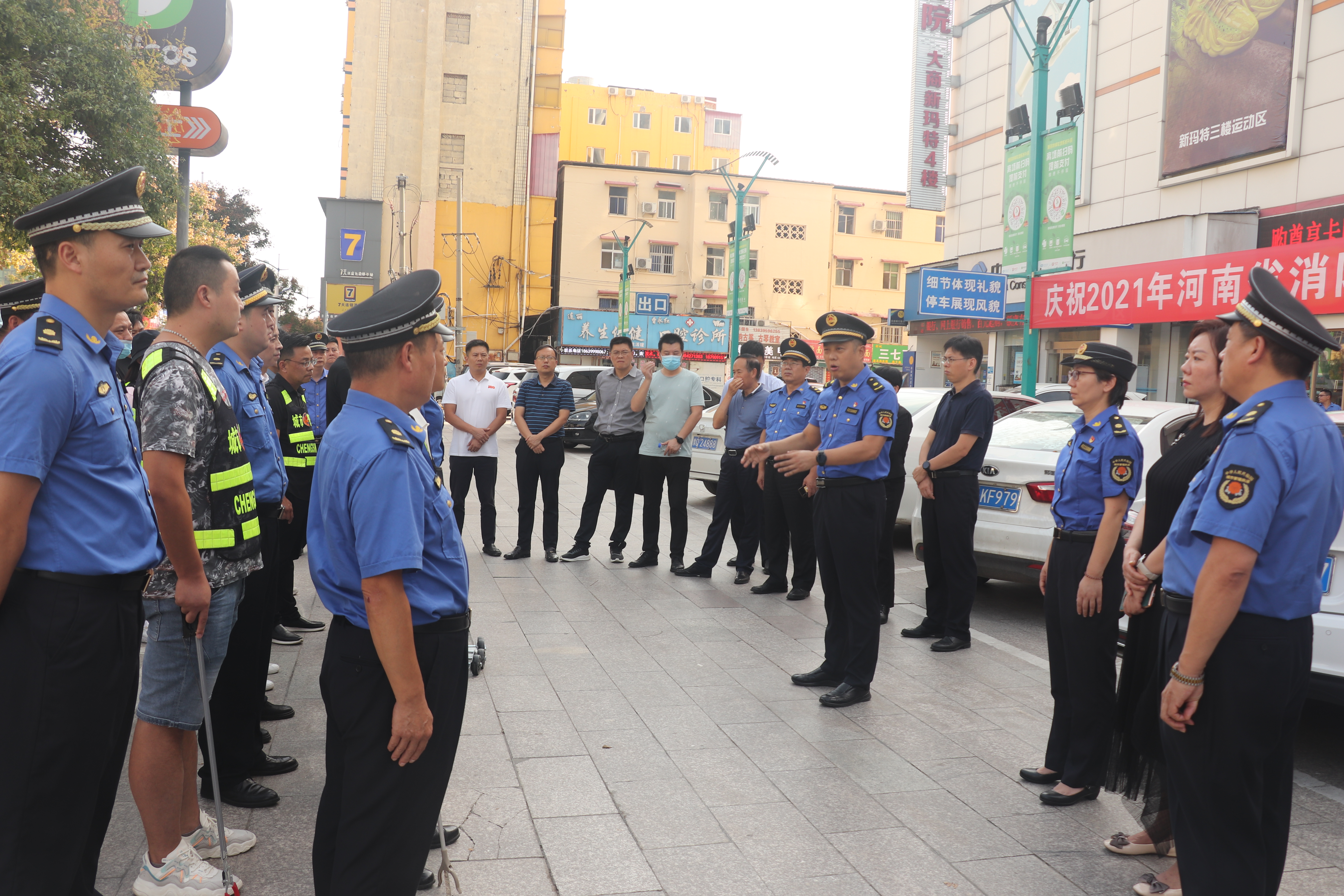 漯河城管“路长”观摩取经 局长现场“教学”整治提升