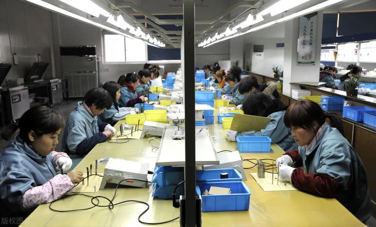 员工厕所抽烟被“逮”，高管：开除，员工打到二审获赔6.6万！