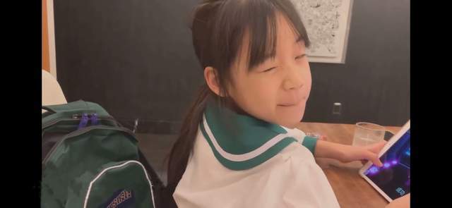 小S曬母女對話，許老三自稱三姐妹中她最美，對鏡wink超自信