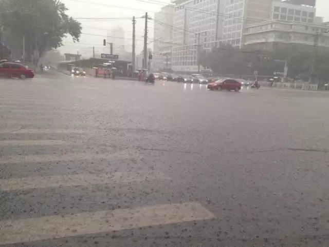 重庆|雨天行车，车轮打滑如何做到安全驾驶