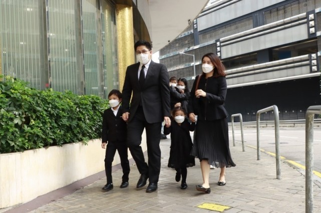 霍启刚抱女儿坐地铁感受生活，三岁霍中妍越长越美太像奶奶朱玲玲