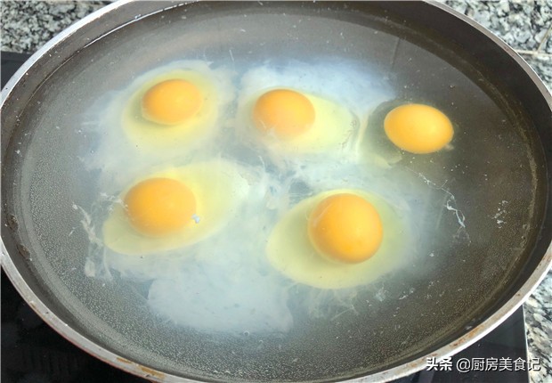 Boil the poached eggs, add 2 more steps after the water is boiled, the non-stick pan has no fishy smell, the eggs are tender and intact and do not bloom