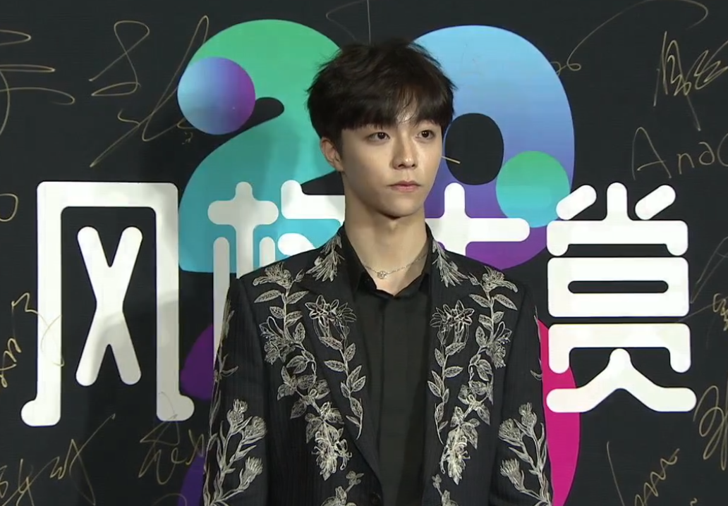 风格大赏明星穿搭：惠英红像鸡毛掸子，许佳琪