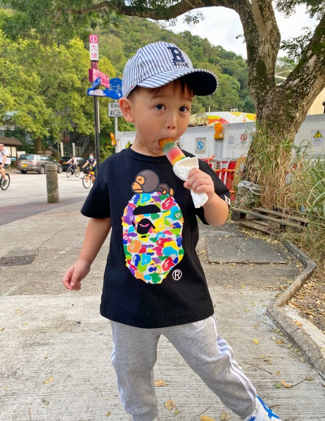 李乘德晒和儿子的日常，父子俩有爱相伴，一起散步看夕阳超惬意