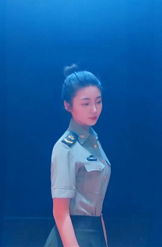 女兵入伍前后变化太大！网友：不一样的美，限