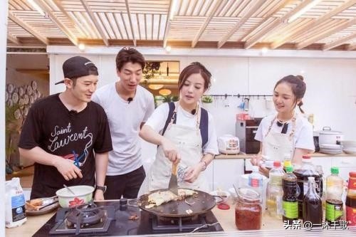 她人美心善演技好，讲话幽默不油腻，情商比杨