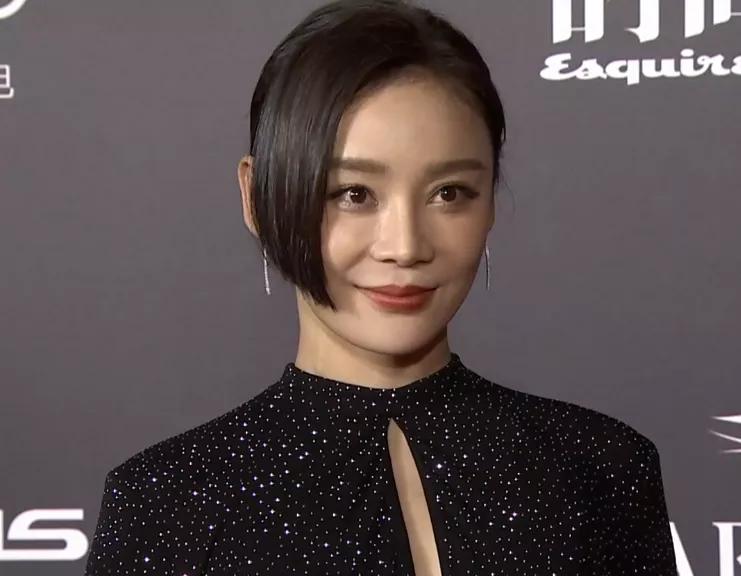 时尚先生盛典镜头：杨幂大特写皮肤松弛，张雨绮笑容脸僵现鱼尾纹