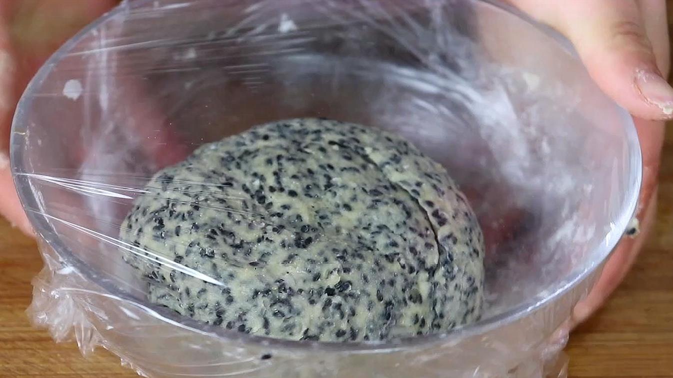 大廚教你這樣做黑芝麻小零食，外脆裡軟，香甜可口，全家都愛吃
