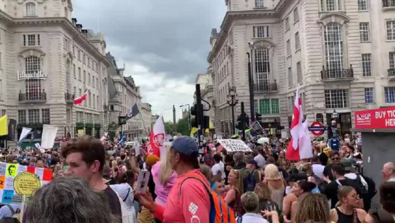 禍不單行！ 英國傳來4個壞消息，倫敦爆發遊行、約翰遜被“逼宮”