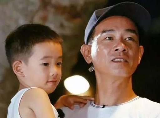 男明星带娃有多不靠谱？杜江将嗯哼当玩具，吴京差点摔掉儿子门牙