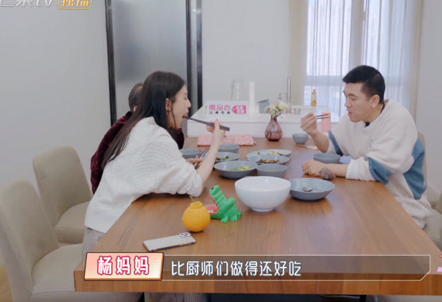 86岁婆婆婚后从不做饭，工作赚钱还养猪，黄圣依