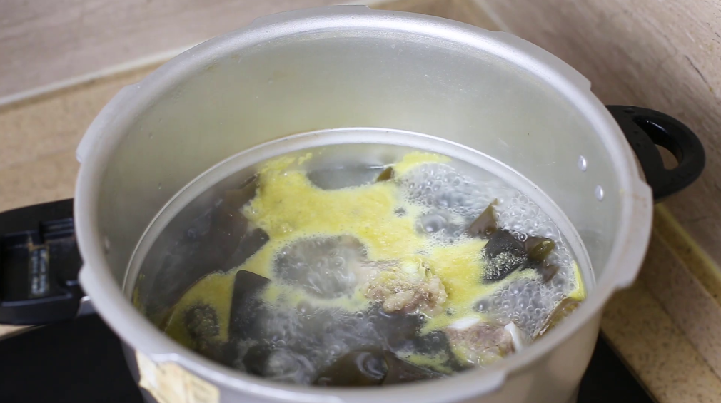 图片[8]-大厨教你如何炖海带排骨汤，掌握这个小技巧，汤浓肉又鲜-起舞食谱网