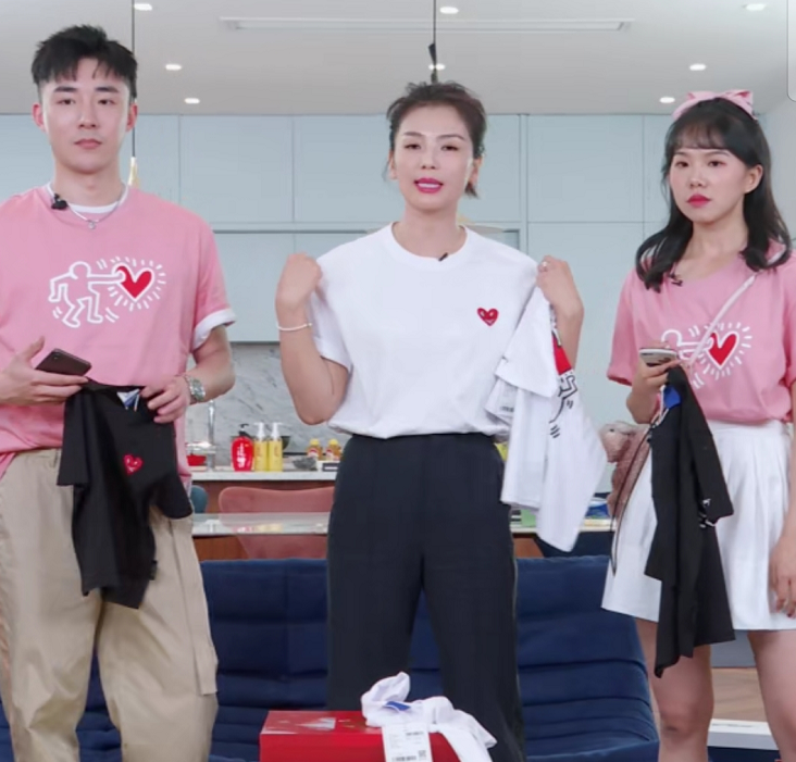 带货女王刘涛倒立直播！2折卖裸钻秒没，身旁助