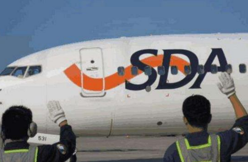 为什么飞机要起飞时，下面的工作人员会挥手？