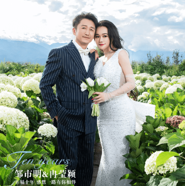 邹市明夫妇拍写真庆祝结婚十周年，冉莹颖身材丰腴，大片画风唯美