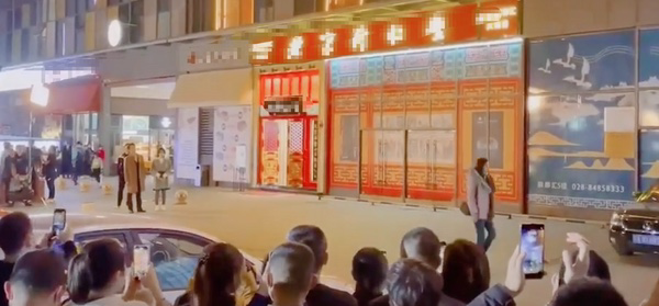 28岁娜扎穿紧身衣秀好身材，手臂细得像竹竿，发际线后移拖后腿