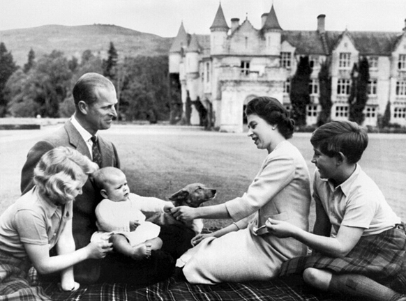 英国女王告别74年挚爱：3次土星回归后，这次的考验她能扛过吗？