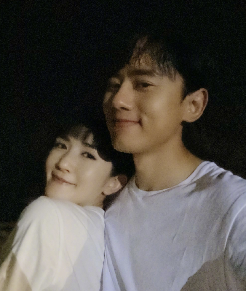 张杰晒与谢娜牵手合影庆祝结婚10周年，粉丝换头像有序控评超用心
