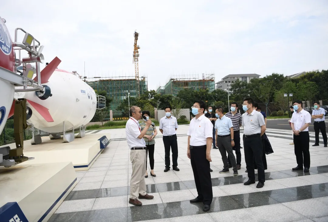市检察院党组理论学习中心组赴中船重工第702研究所现场参观学习