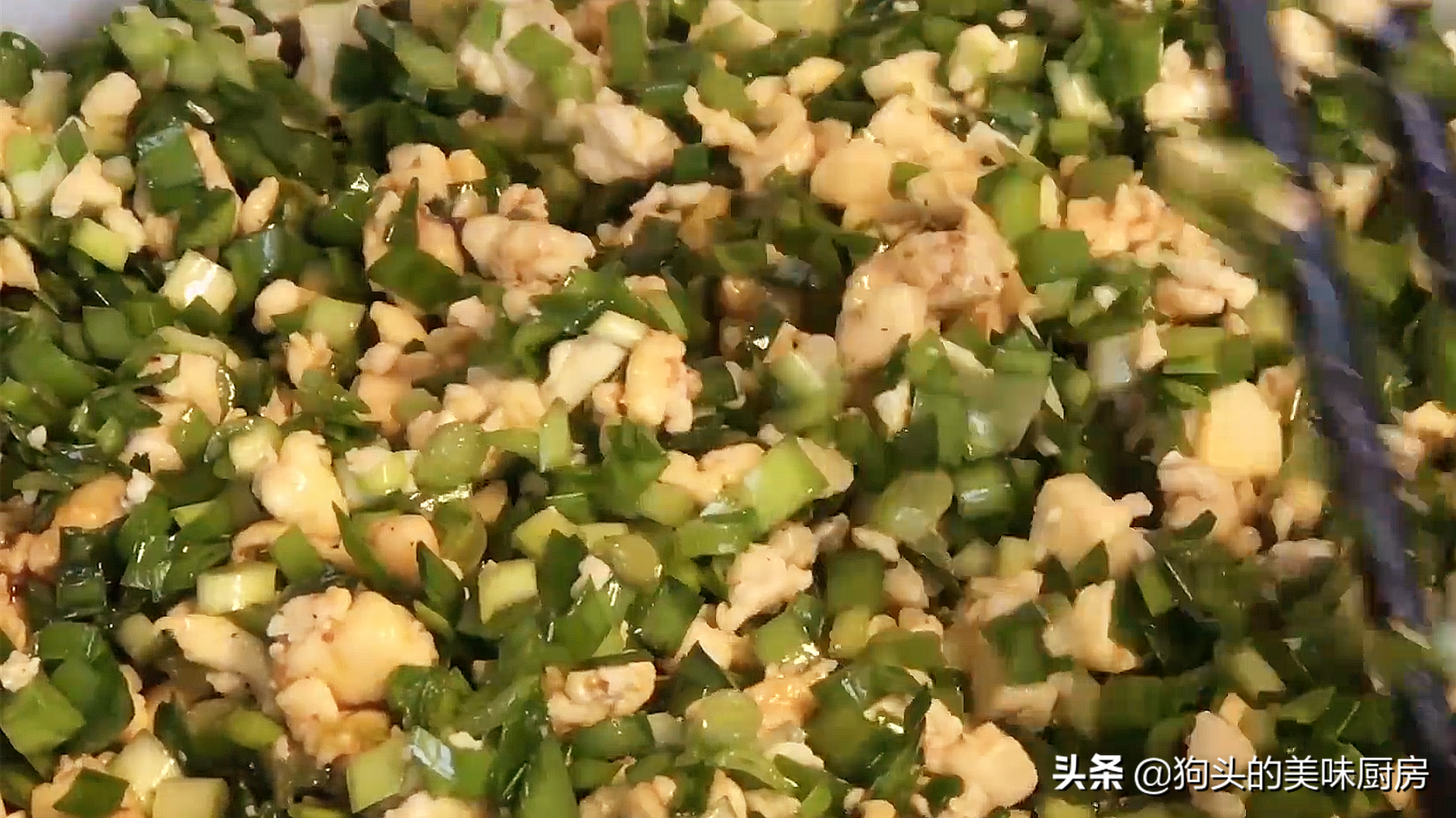 韭菜加豆腐，我家隔三天吃一次，外酥里嫩，飯店都吃不到，太香了