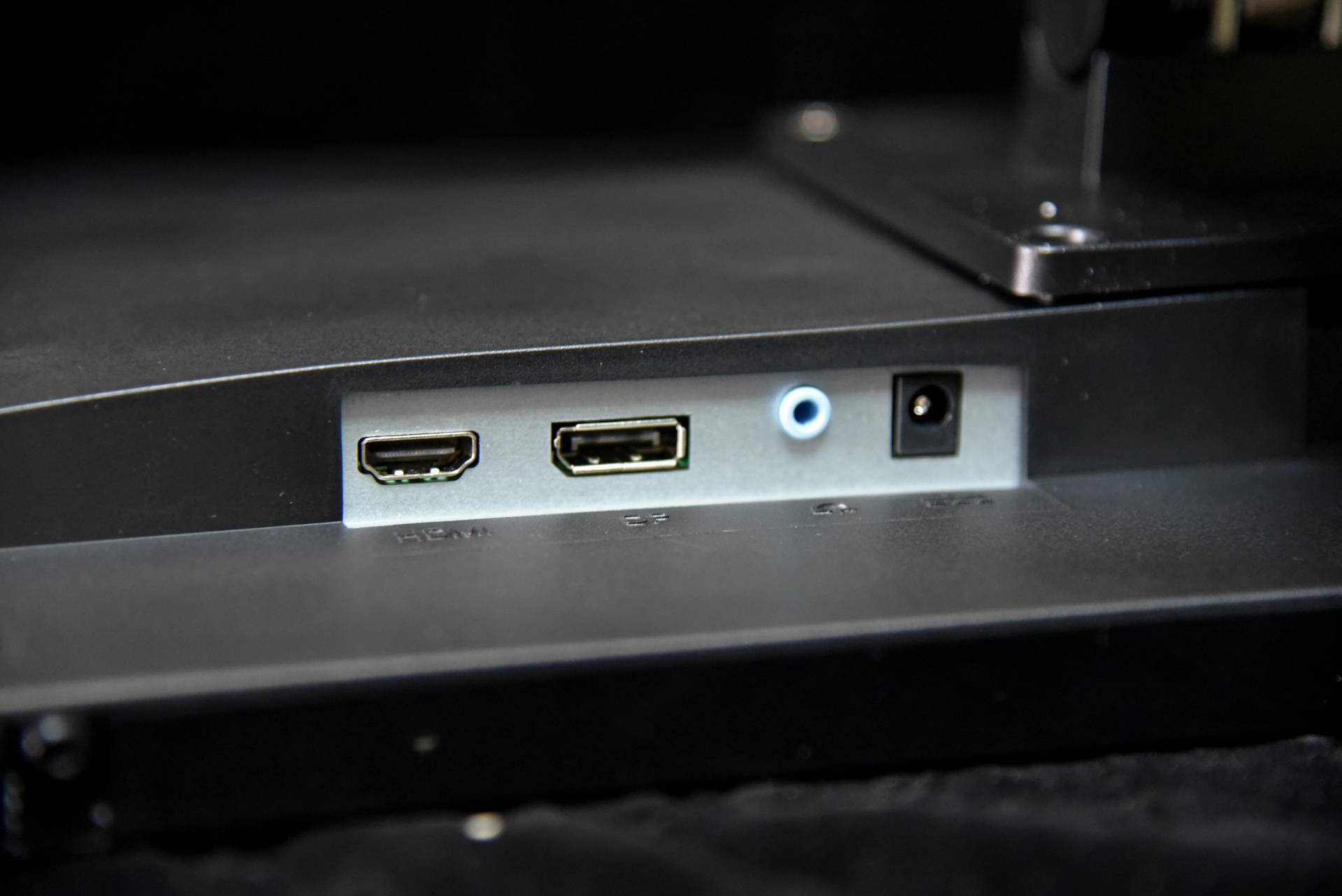 一线品牌4K显示器售价1399元！还是IPS广色域10bit窄边框，香不？