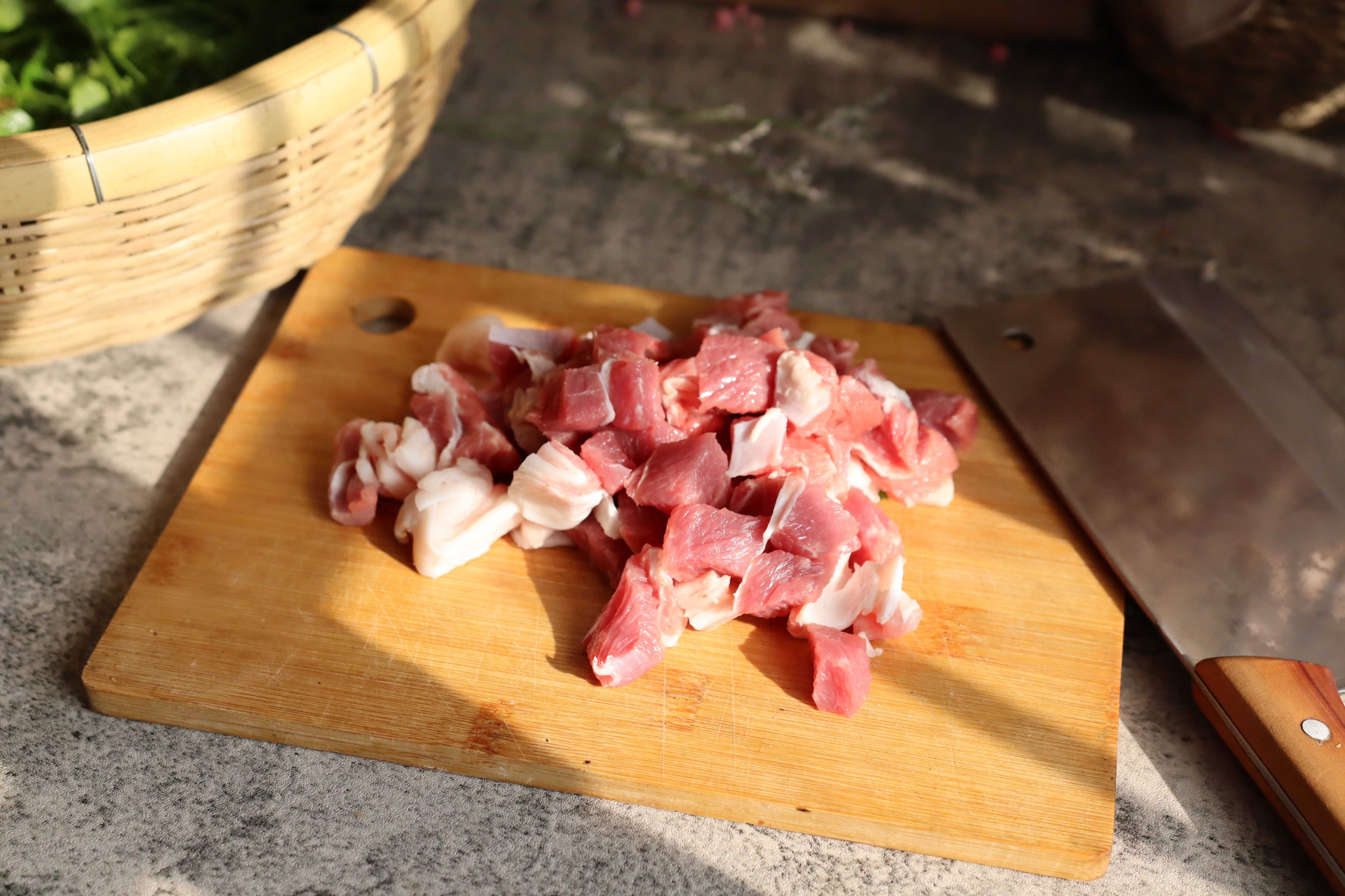 炒孜然羊肉时，切片还是切块很关键，方法对了，做出来比烤串还香