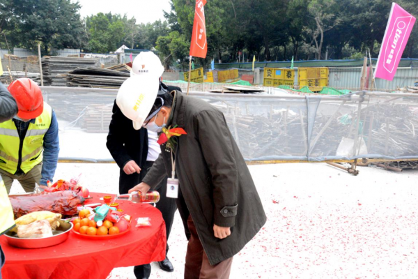 「喜封金頂」熱烈祝賀奧特朗科技園AB棟項目榮耀封頂