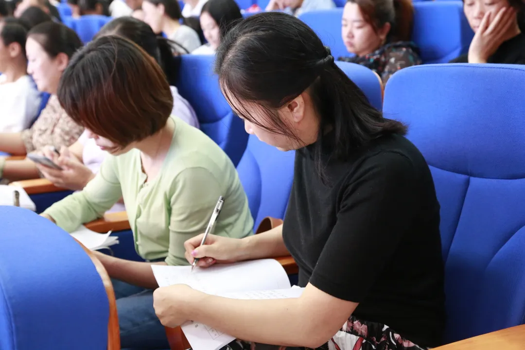 四小、华阳小学“两校一体化”教师培训会