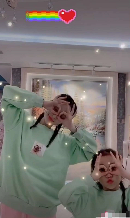 李小璐與女兒同框跳舞，母女穿親子裝像極姐妹花，甜馨越長越漂亮