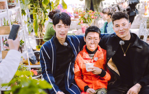 央视主持人晒大合影，撒贝宁太矮惨遭P图？被曝同款裤子20多条