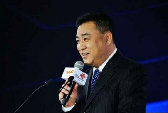 央视一哥张宏民，59岁却还没结婚，独自街头吃冰