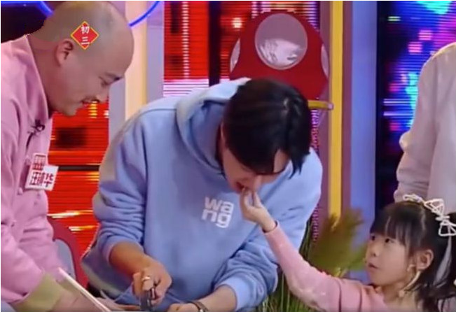 画面太甜蜜！李行亮女儿喂王一博吃糖，小迷妹羡煞无数爱豆粉丝