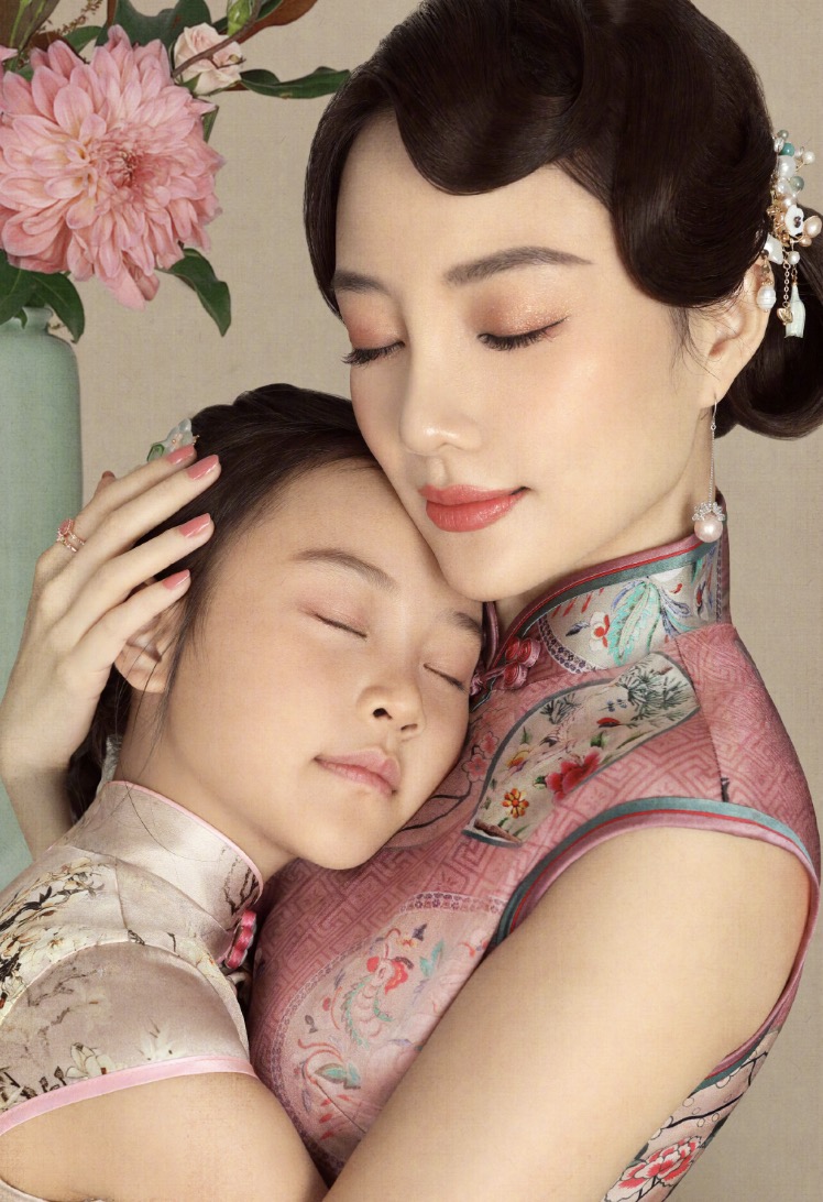 李小璐晒视频把甜馨亲成表情包，母女同款发型穿搭，像俄罗斯套娃