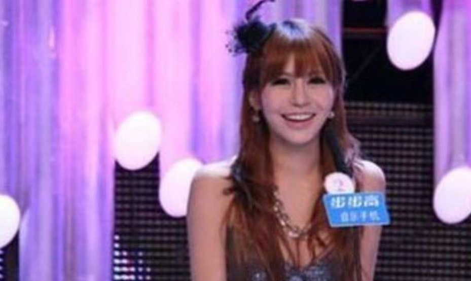 那个“宁愿坐在宝马里哭”的拜金女孩，现在已