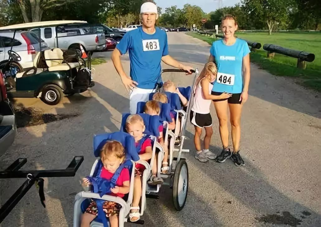 四胞胎家庭获捐20万，父亲称远远不够，引发网友热议