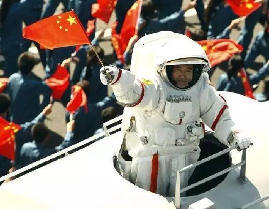 杨利伟在太空中听到“敲门声”，这神秘诡异的声音，究竟是什么？