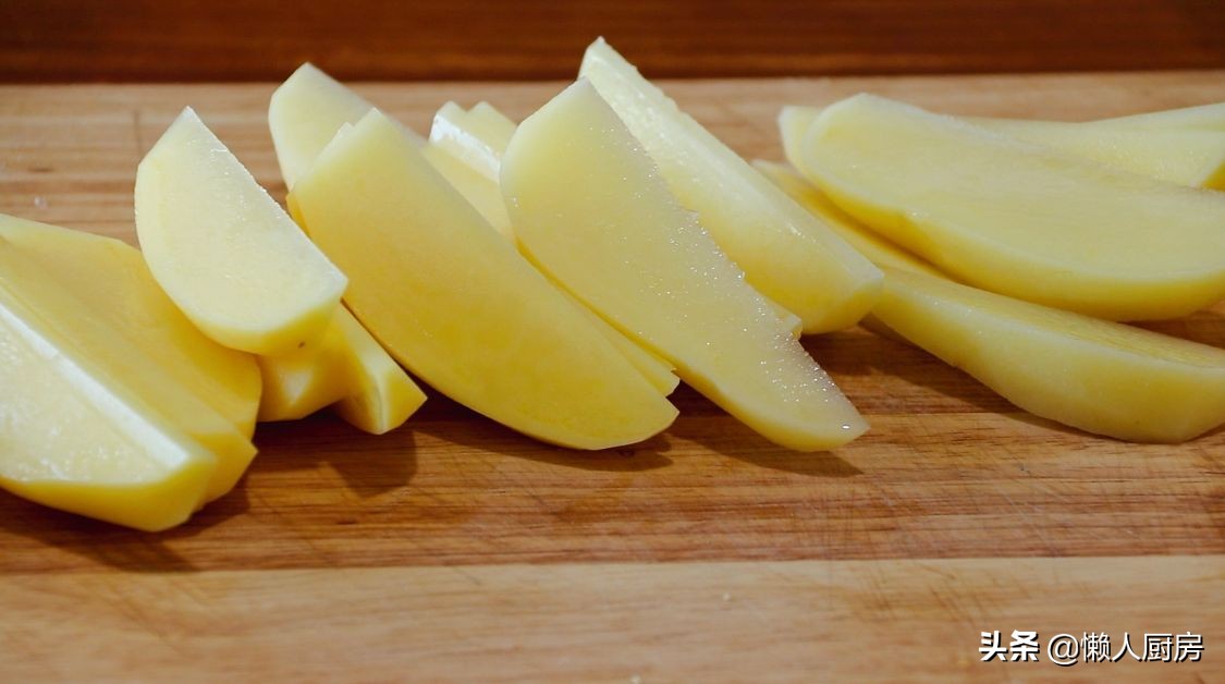 土豆不用炒，撒點辣椒面和燒烤粉，比炸著吃的省油，鹹香軟糯