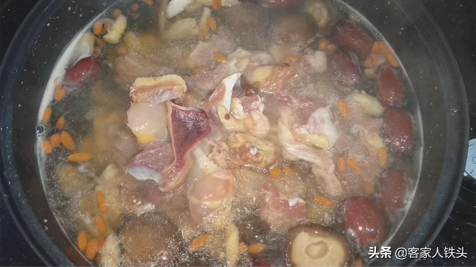 入秋后吃鸡，试试客家一道温补油水鸡做法，肉香汤鲜，好吃又简单