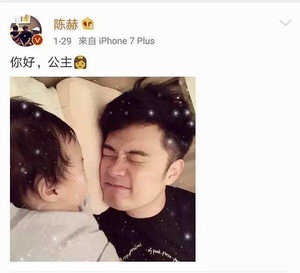 陈赫结婚5年从不秀恩爱，妻子张子萱在家带俩娃罕见晒婚戒