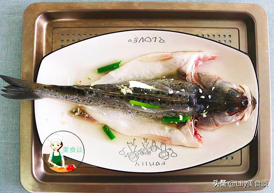 做清蒸魚時，有人加蒸魚豉油、加醬油？ 都不對，大廚教你正確做法
