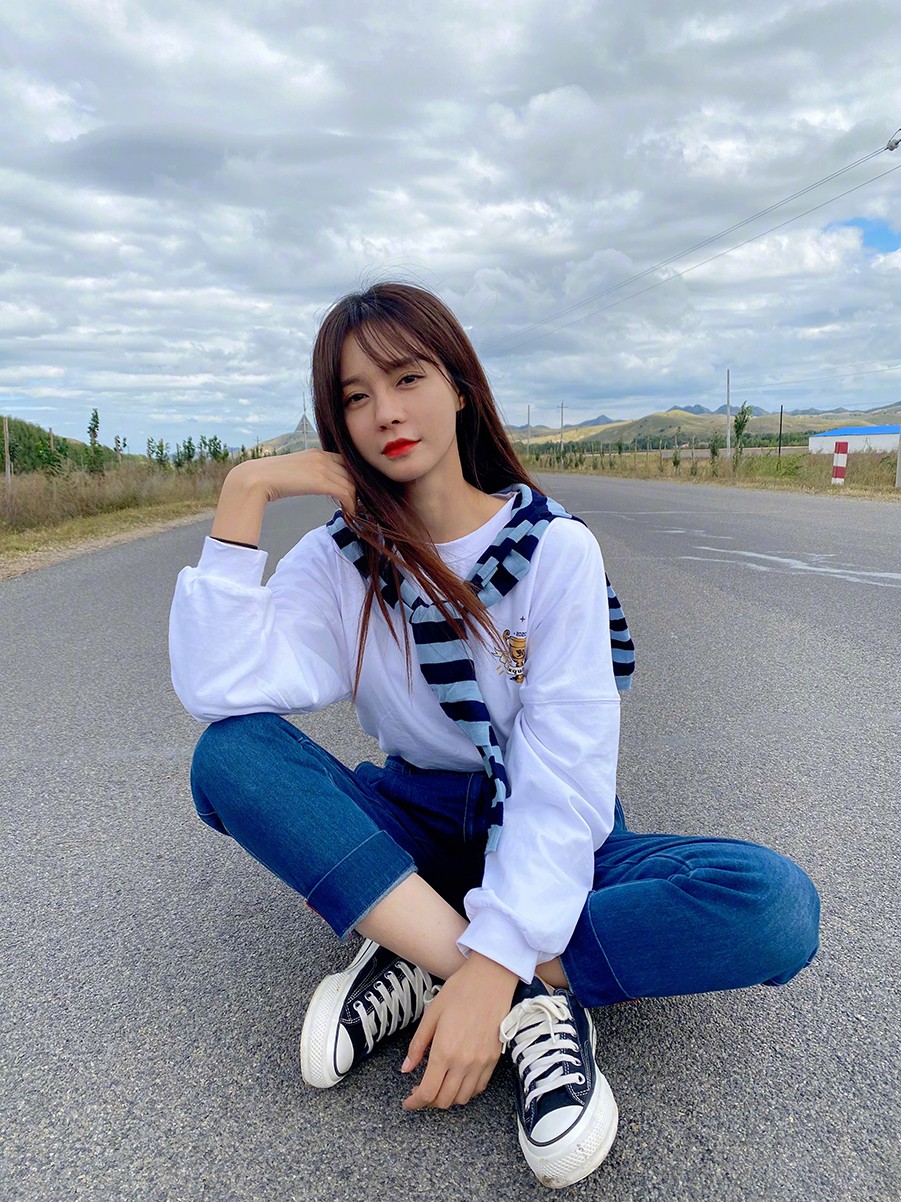 周杰伦老婆穿牛仔裤晒美照，身材颜值很出众，低调简约没明星架子